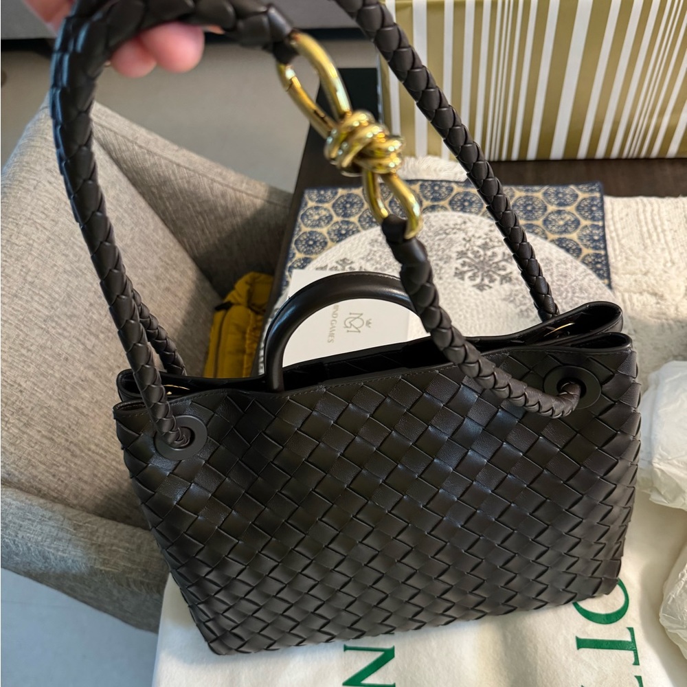100% Authentic Bottega Veneta Andiamo Medium (Fondant)